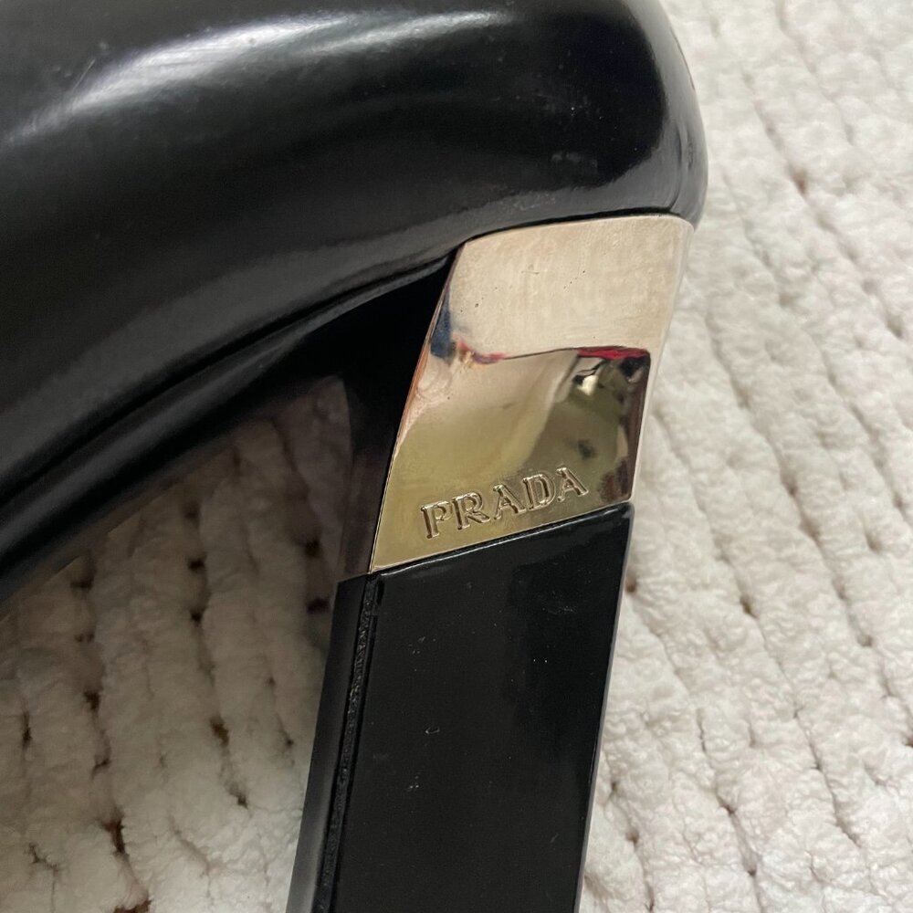 Prada Women's SIlver Accent Black Patent Leather Pumps - Size 8/38.5 - Picture 7 of 8